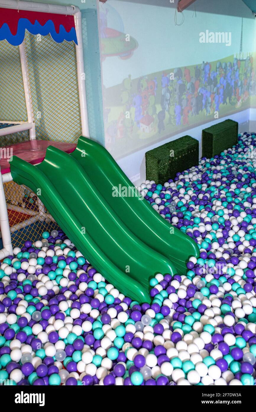 scivolo in plastica sull'area giochi per bambini Foto Stock