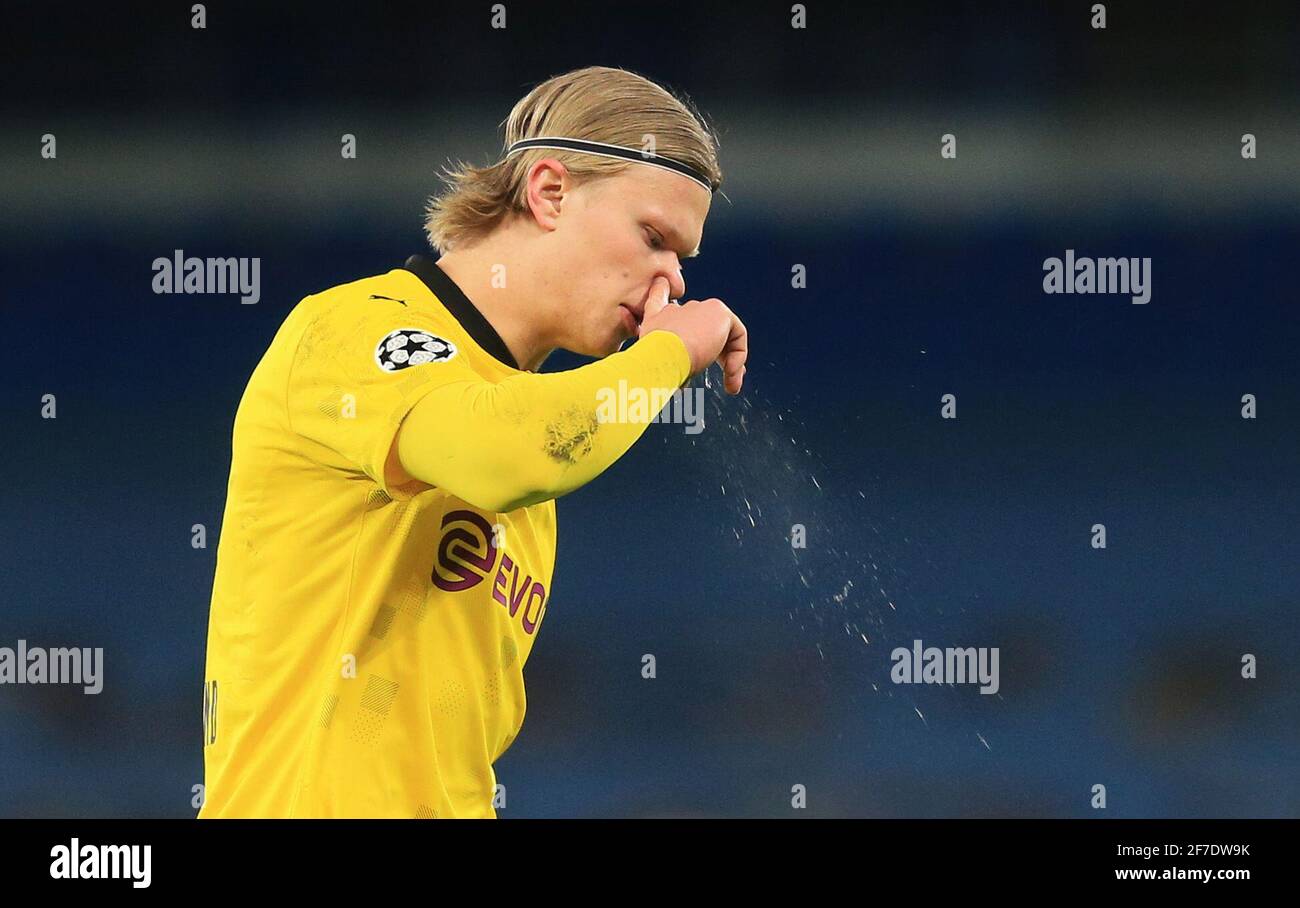 Manchester, Regno Unito. 06 Aprile 2021. Calcio: Champions League, Manchester City - Borussia Dortmund, round di knockout, quarti di finale, prima tappa all'Etihad Stadium. Erling Haaland di Dortmund libera il naso. Credit: Lindsey Parnaby/dpa/Alamy Live News Foto Stock