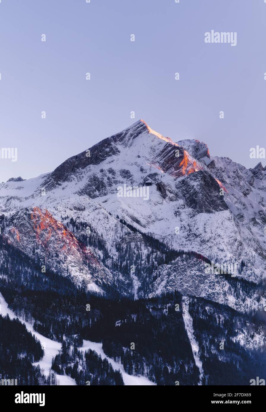 Alpino Glow sulla montagna Alpspitze in inverno Foto Stock