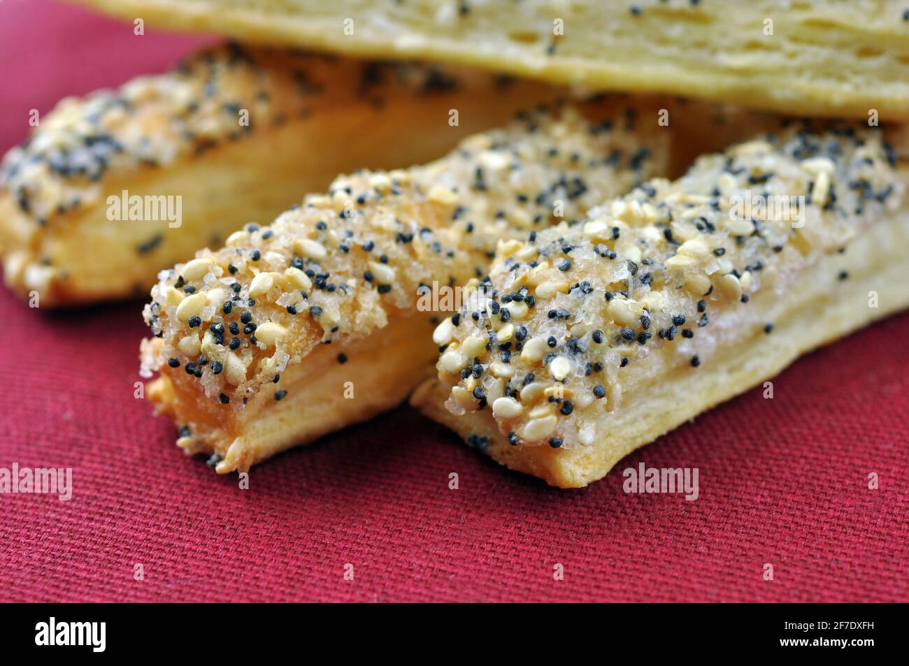 Biscotti di zucchero con sesamo e semi di papavero. Primo piano con dof estremamente poco profondo. Foto Stock