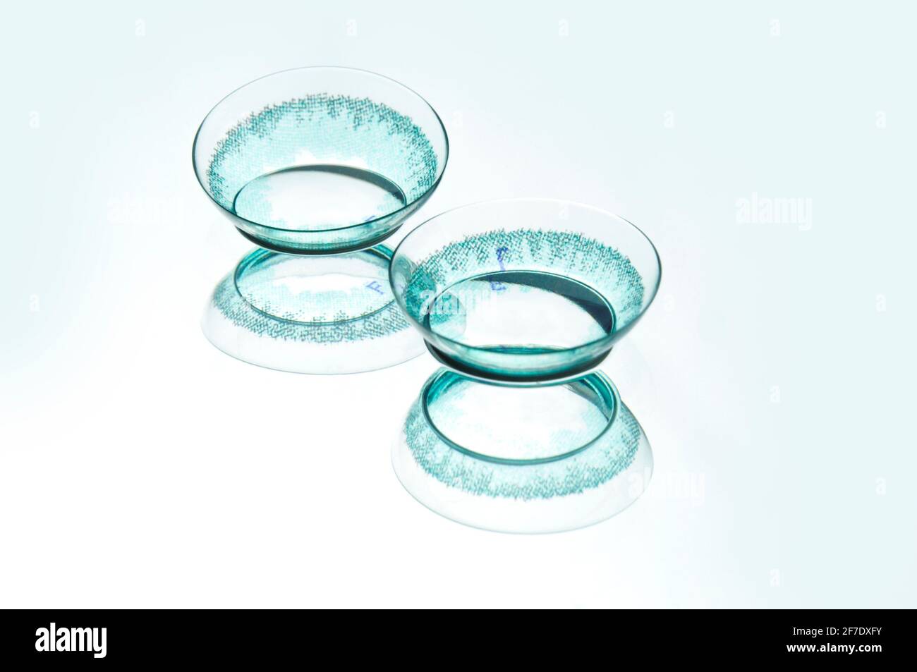 Lenti a contatto colorate su sfondo grigio. Foto Stock