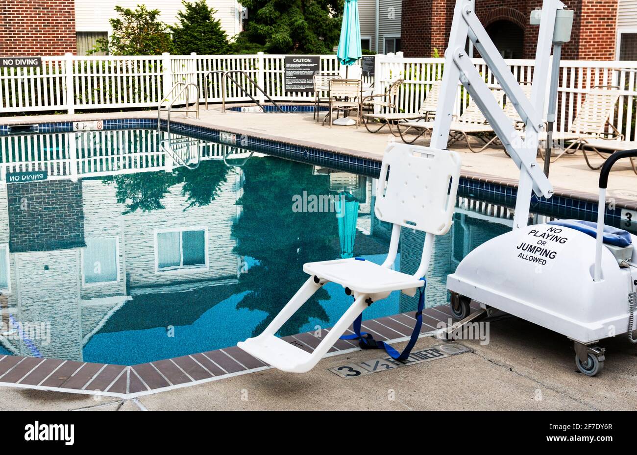 Una piscina all'aperto nel cortile di un hotel dispone di un ascensore per disabili per chi usa le sedie a rotelle. Foto Stock