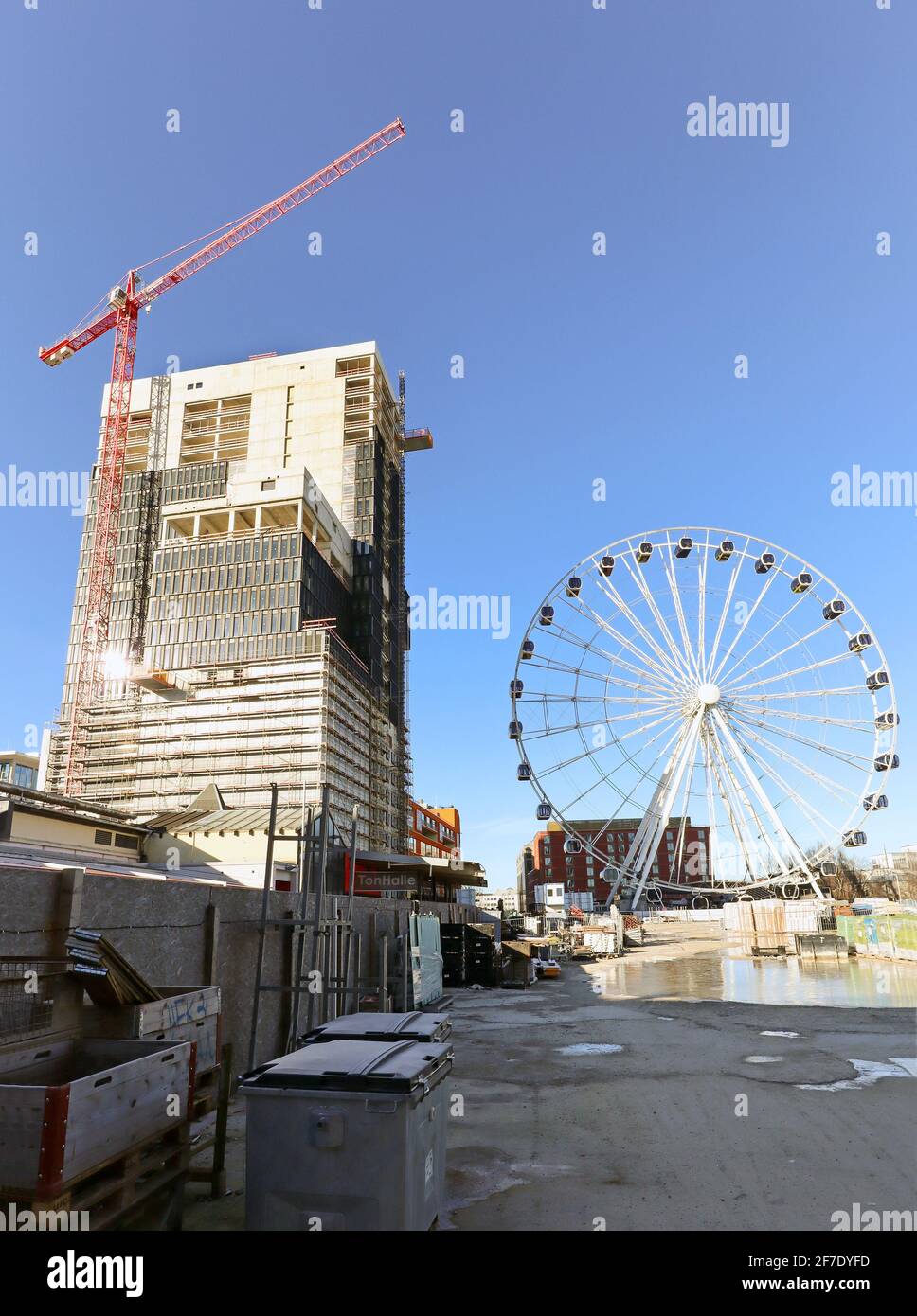 MONACO BAVIERA GERMANIA - DEC 30: Nuovo quartiere di Monaco Werksviertel con cantiere, uffici moderni, edificio residenziale, Hi-Sky ferris wheel ne Foto Stock