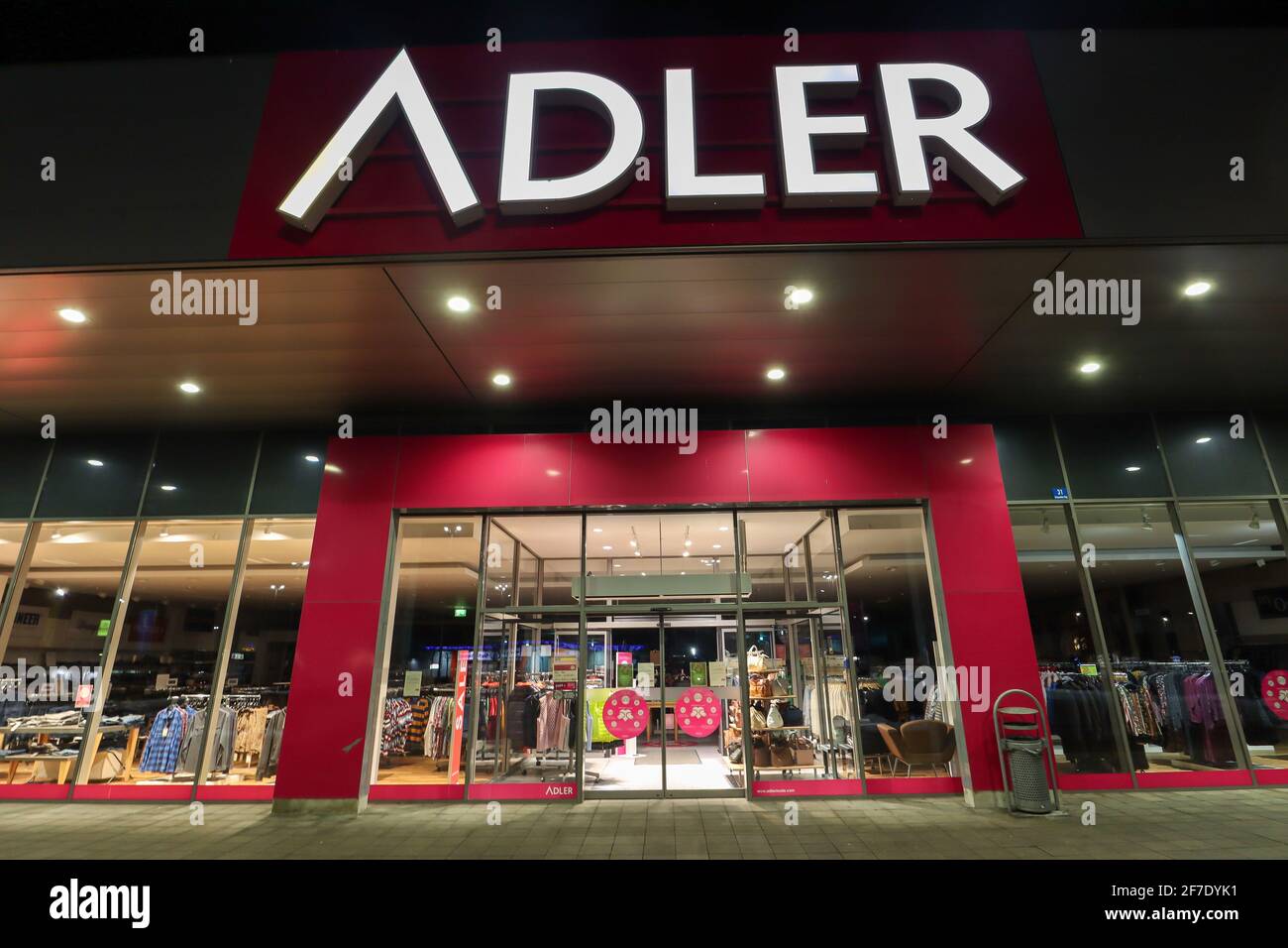 MONACO BAVIERA GERMANIA - GEN 13: Vetrina del negozio di moda Adler, richiesta di insolvenza a causa di arresto dovuto Coronavirus pandemia a Monaco, in tedesco Foto Stock