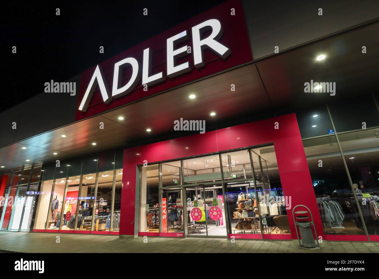 MONACO BAVIERA GERMANIA - GEN 13: Vetrina del negozio di moda Adler, richiesta di insolvenza a causa di arresto dovuto Coronavirus pandemia a Monaco, in tedesco Foto Stock