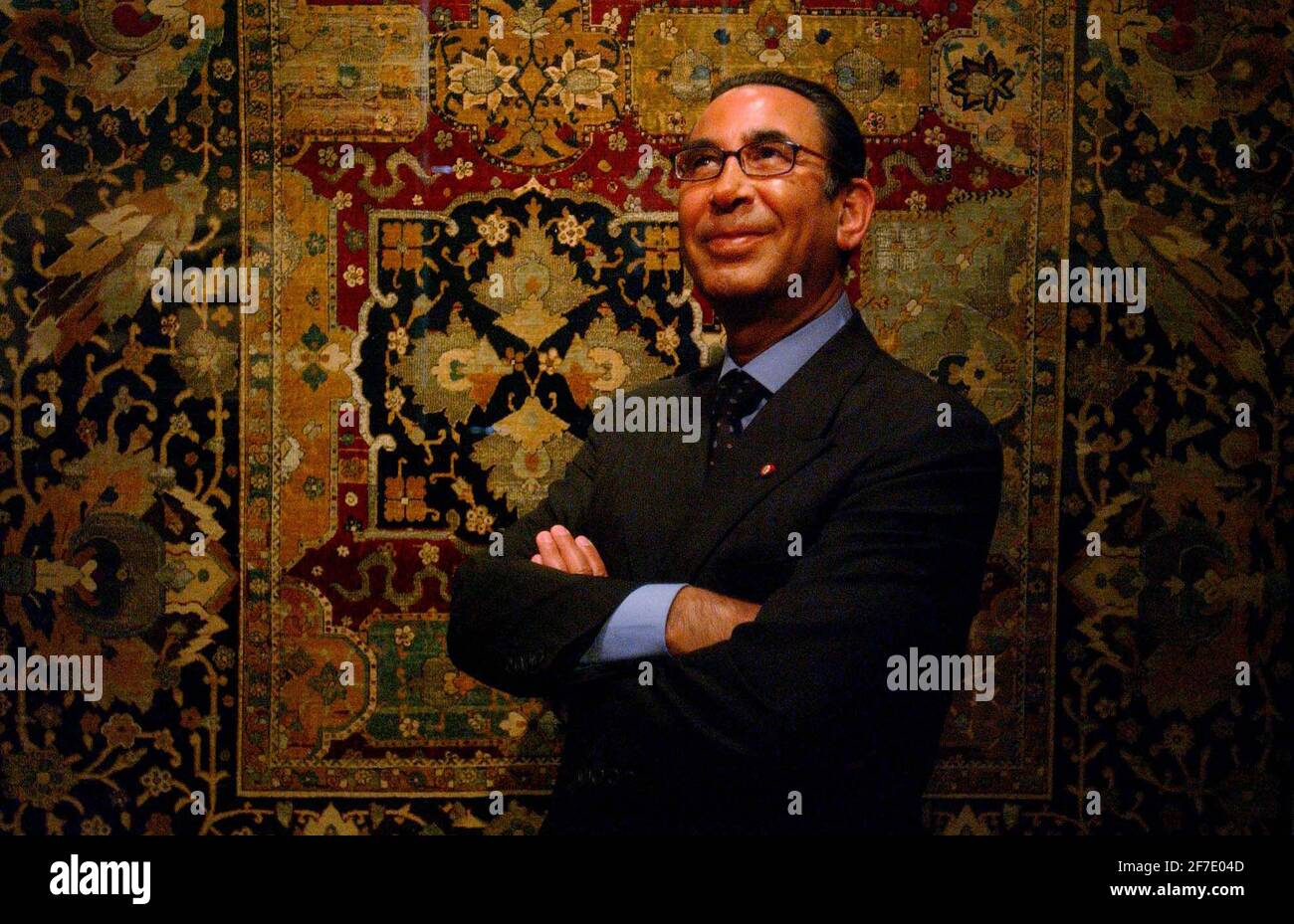 DR KHALILI CON UN FILO DI SETA E ARGENTO DEI PRIMI DEL 17 ° SECOLO, TAPPETO IRANIANO, PARTE DELL' 'ARTE DELLE TERRE ISLAMICHE' EXIBITION A SOMERSET CASA. 13/4/04 PILSTON Foto Stock