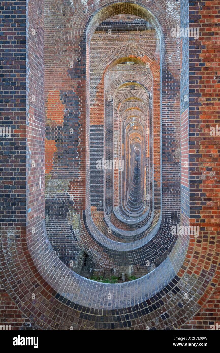 Vista del viadotto della valle dell'Ouse dalla volta arcuata sottostante. Sussex, Inghilterra meridionale, Regno Unito. Foto Stock