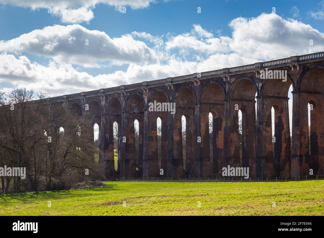 Vista del viadotto della valle dell'Ouse dai prati nelle vicinanze. Sussex, Inghilterra meridionale, Regno Unito. Foto Stock