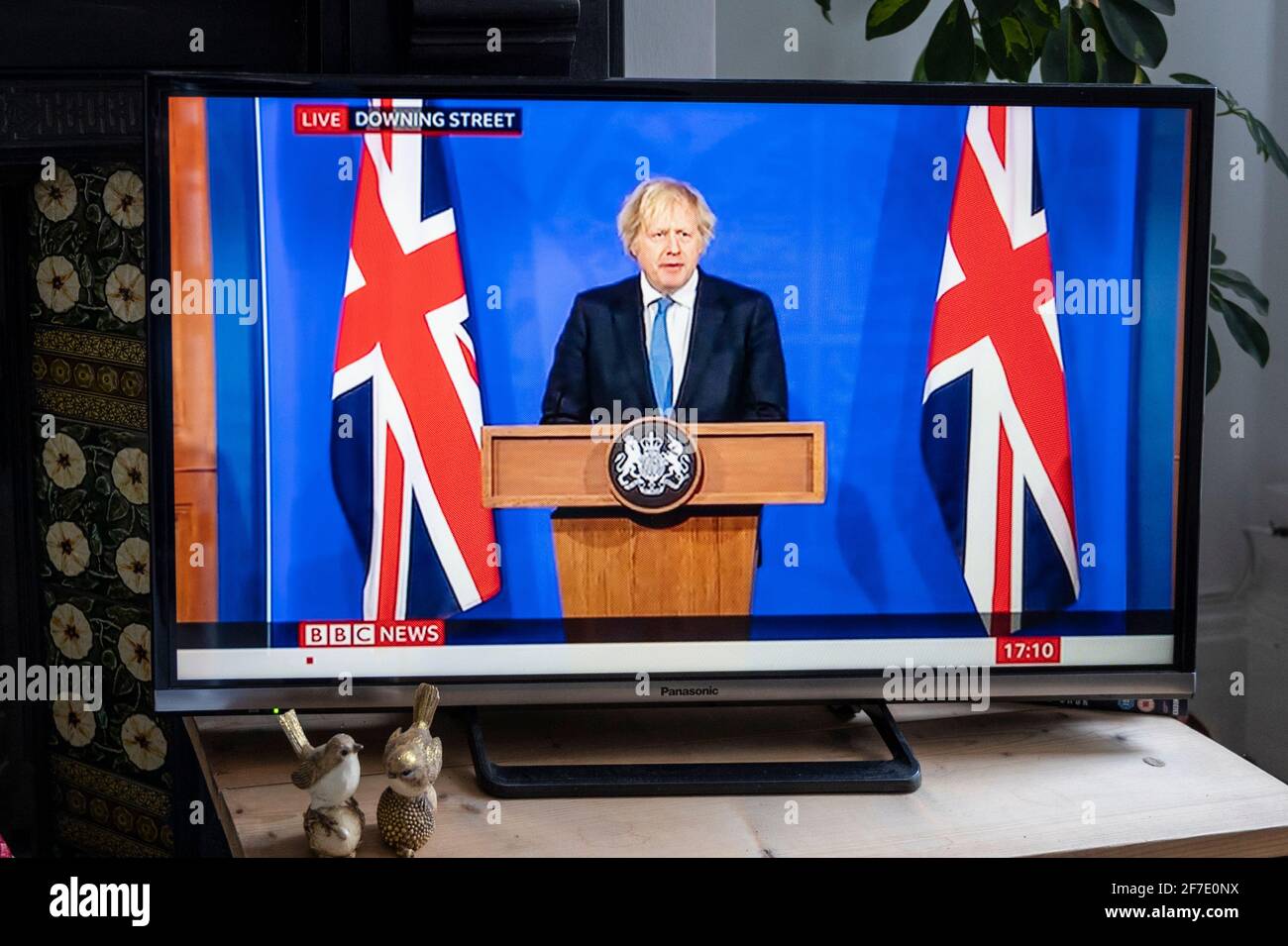 Boris Johnson affiancato da Union Jacks nella nuova sala stampa di Downing Street che fornisce un briefing di Covid. Notizie della BBC. Foto Stock