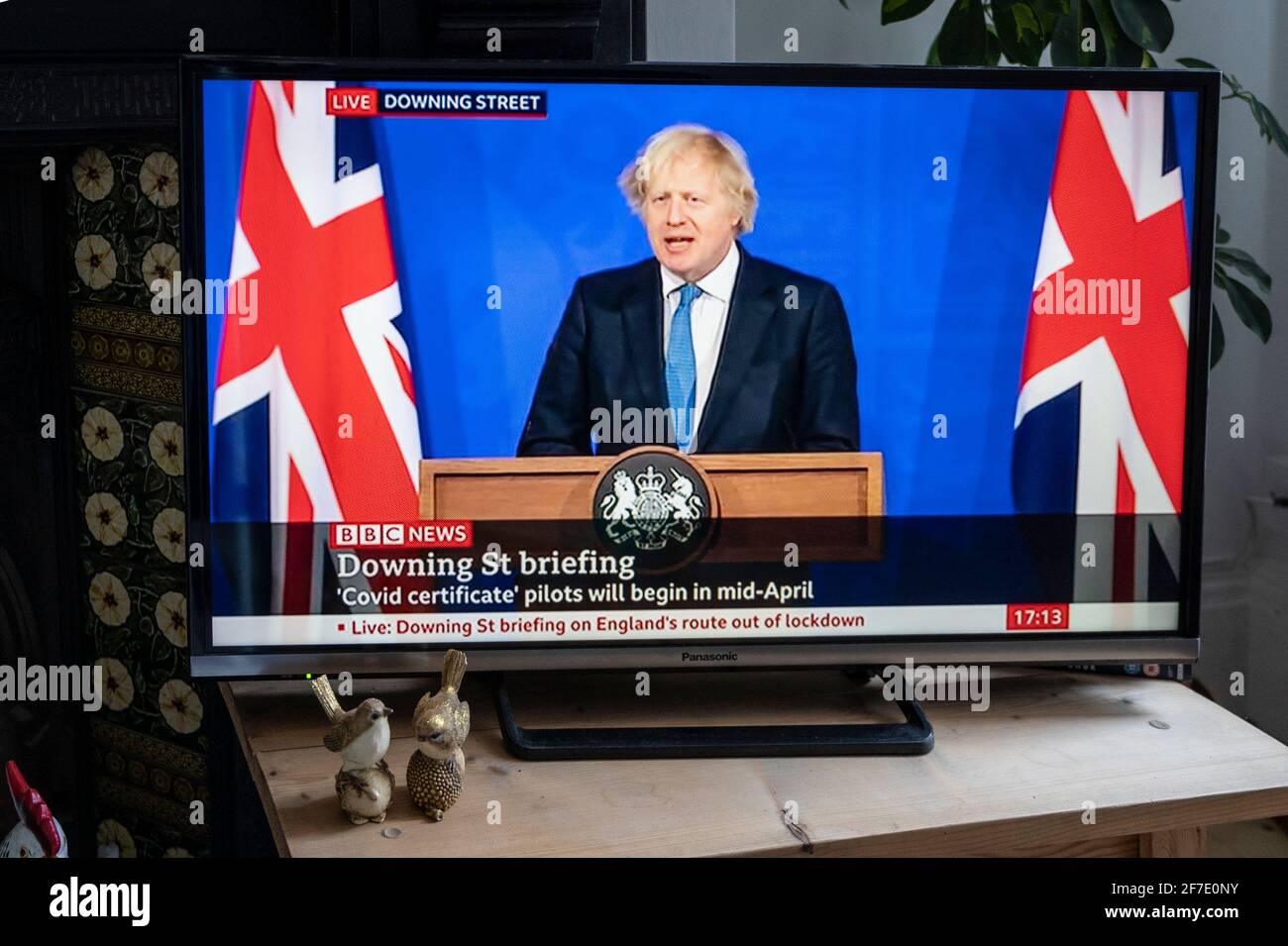 Boris Johnson affiancato da Union Jacks nella nuova sala stampa di Downing Street che fornisce un briefing di Covid. Notizie della BBC. Foto Stock