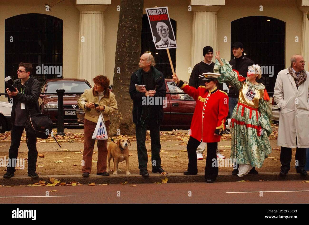 MANIFESTANTI COME IL BUSH MOTORCADE VIAGGIA LUNGO IL MALL.19/11/03 PILSTON Foto Stock