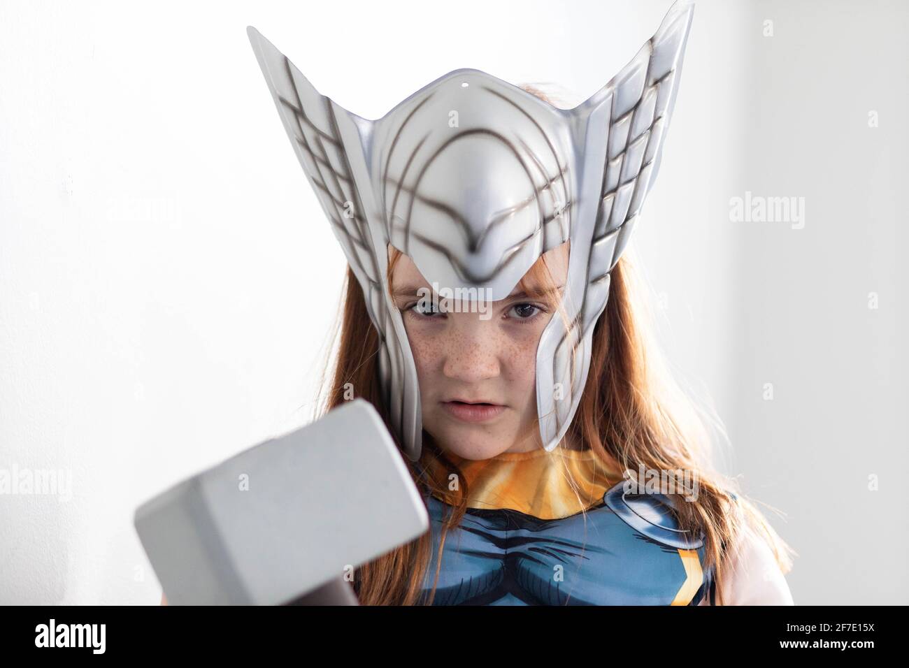 Young Girl capelli rossi vestiti come Super eroe Thor da Marvel e Avengers  Foto stock - Alamy