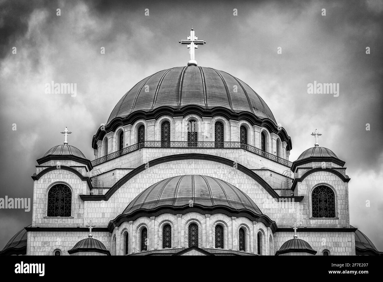La chiesa di San Sava, una delle più grandi chiese cristiane ortodosse del mondo a Belgrado, capitale della Serbia con cielo nuvoloso sopra Foto Stock