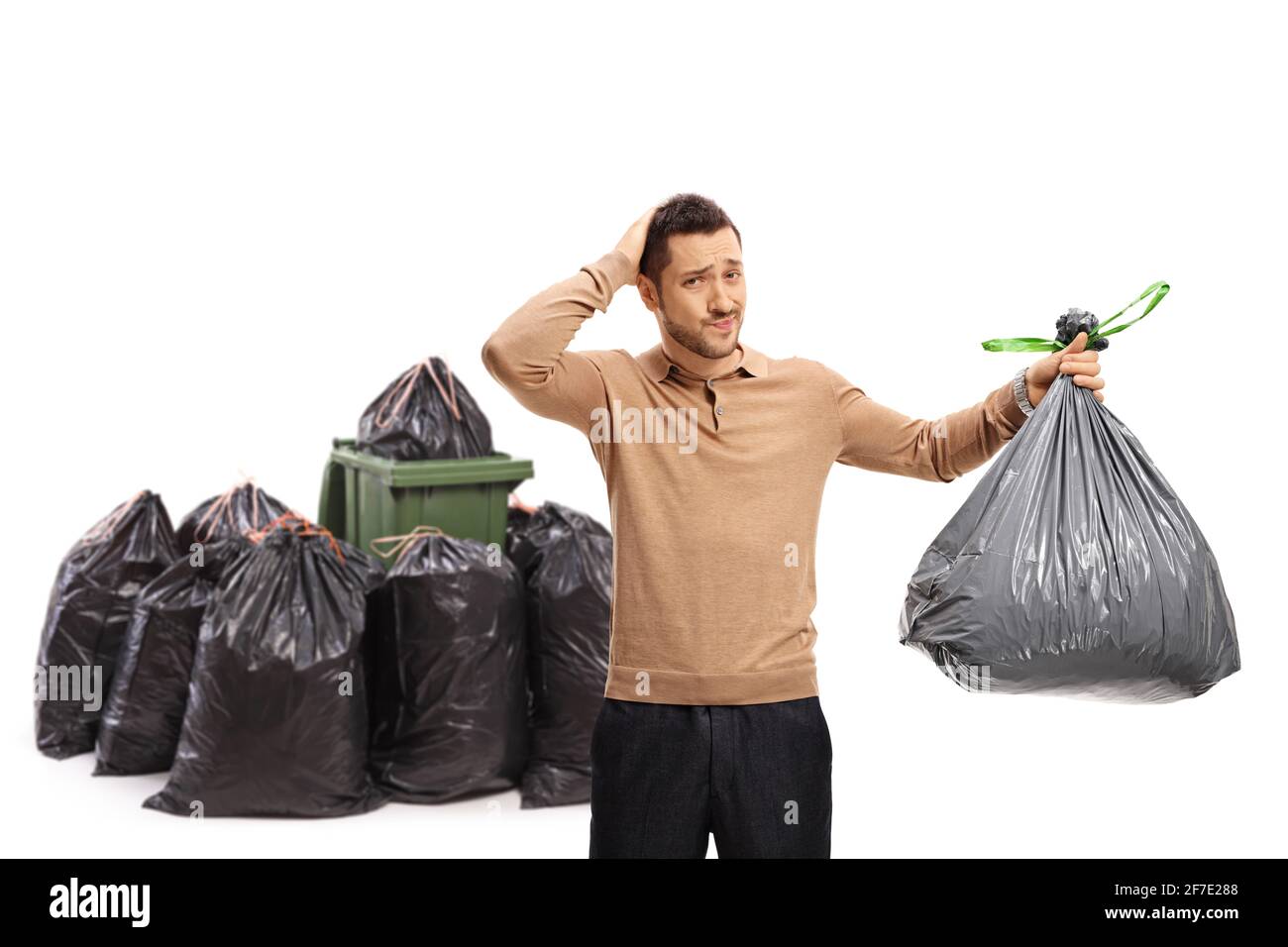 Uomo con un sacchetto di immondizia che tiene la testa nell'incredulità di fronte a un contenitore isolato su sfondo bianco Foto Stock