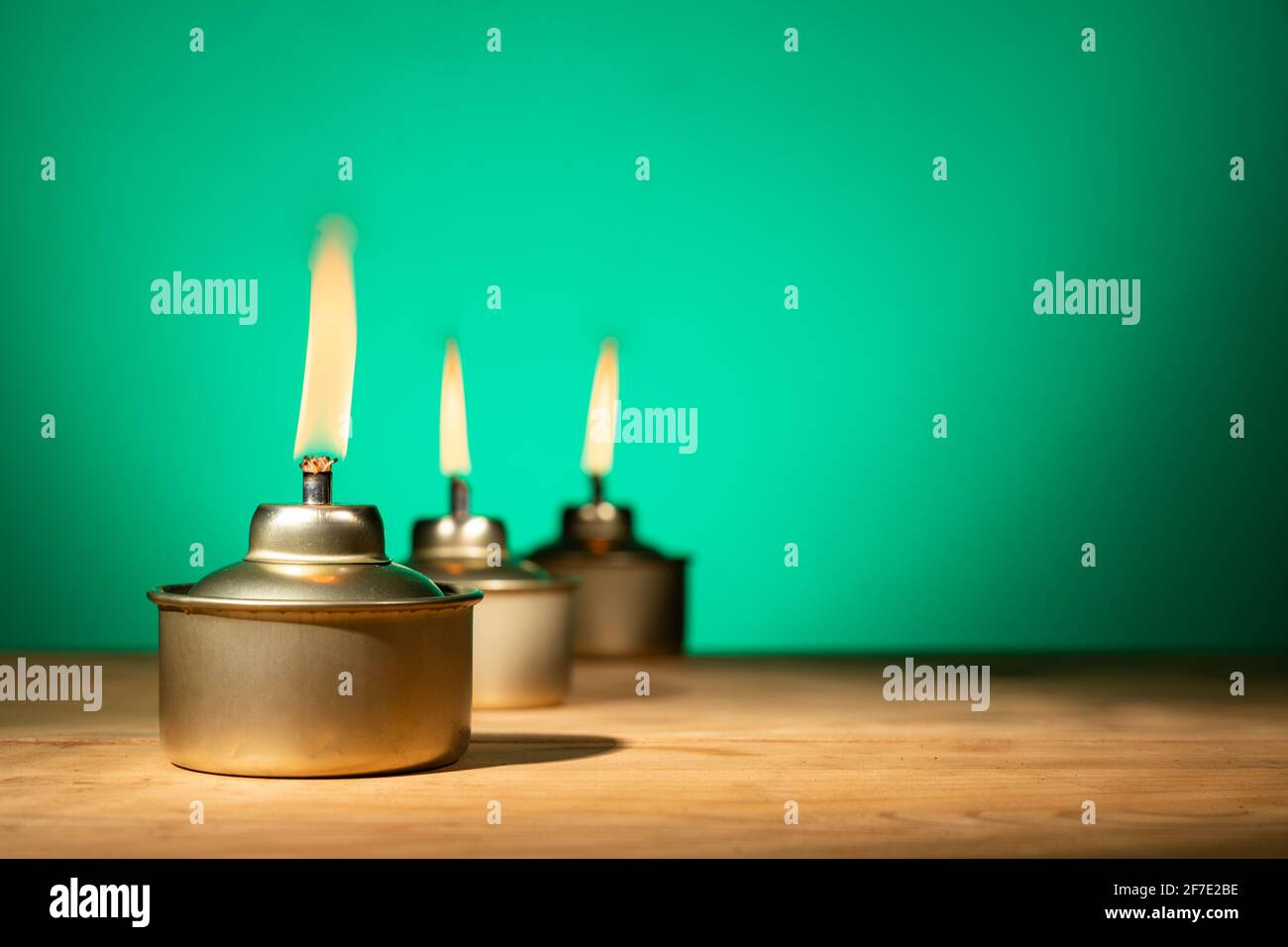 PELITA o lampada ad olio, lampada tradizionale malese ad olio accesa durante la celebrazione musulmana di Ramadan e Hari Raya Aidilfitri Foto Stock