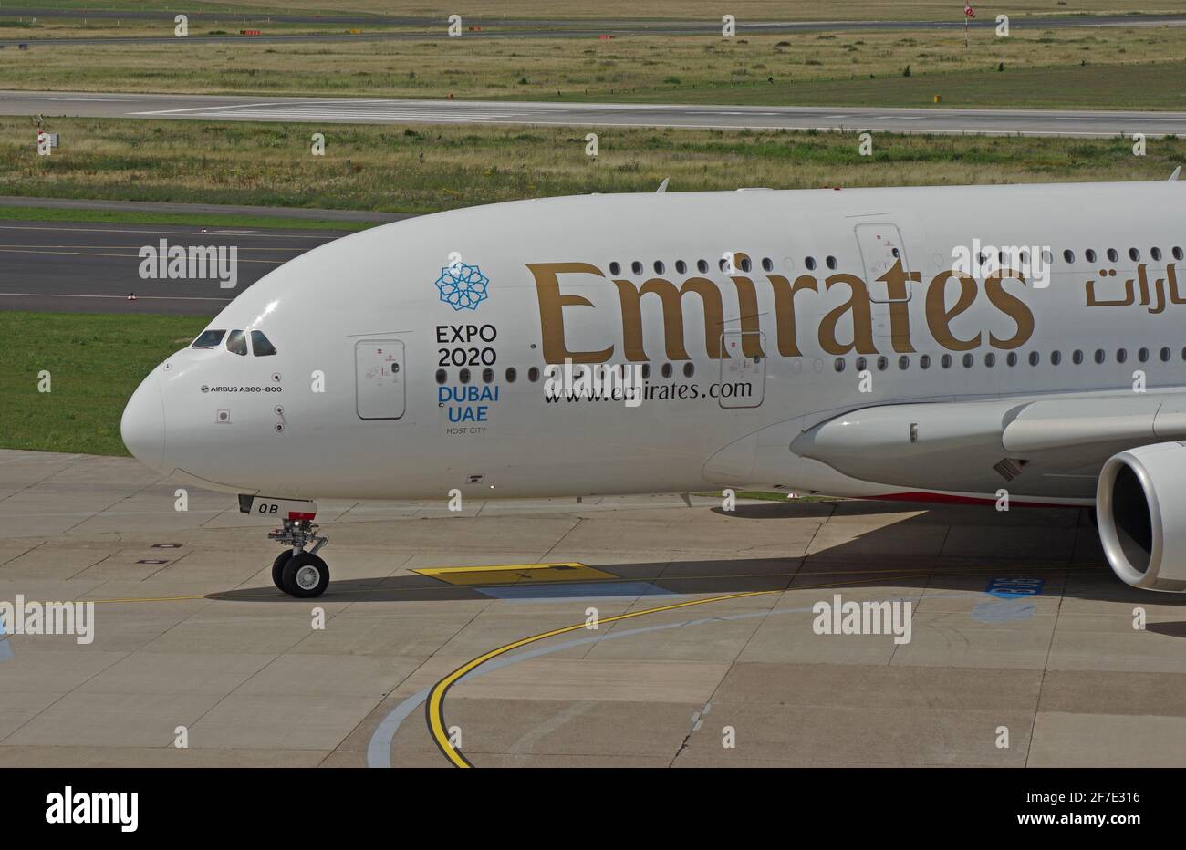 01 LUGLIO 2015; Airbus A380-800 di Emirates Airline che tassano durante il volo inaugurale (numero di volo EK 55) all'aeroporto di Dusseldorf Foto Stock