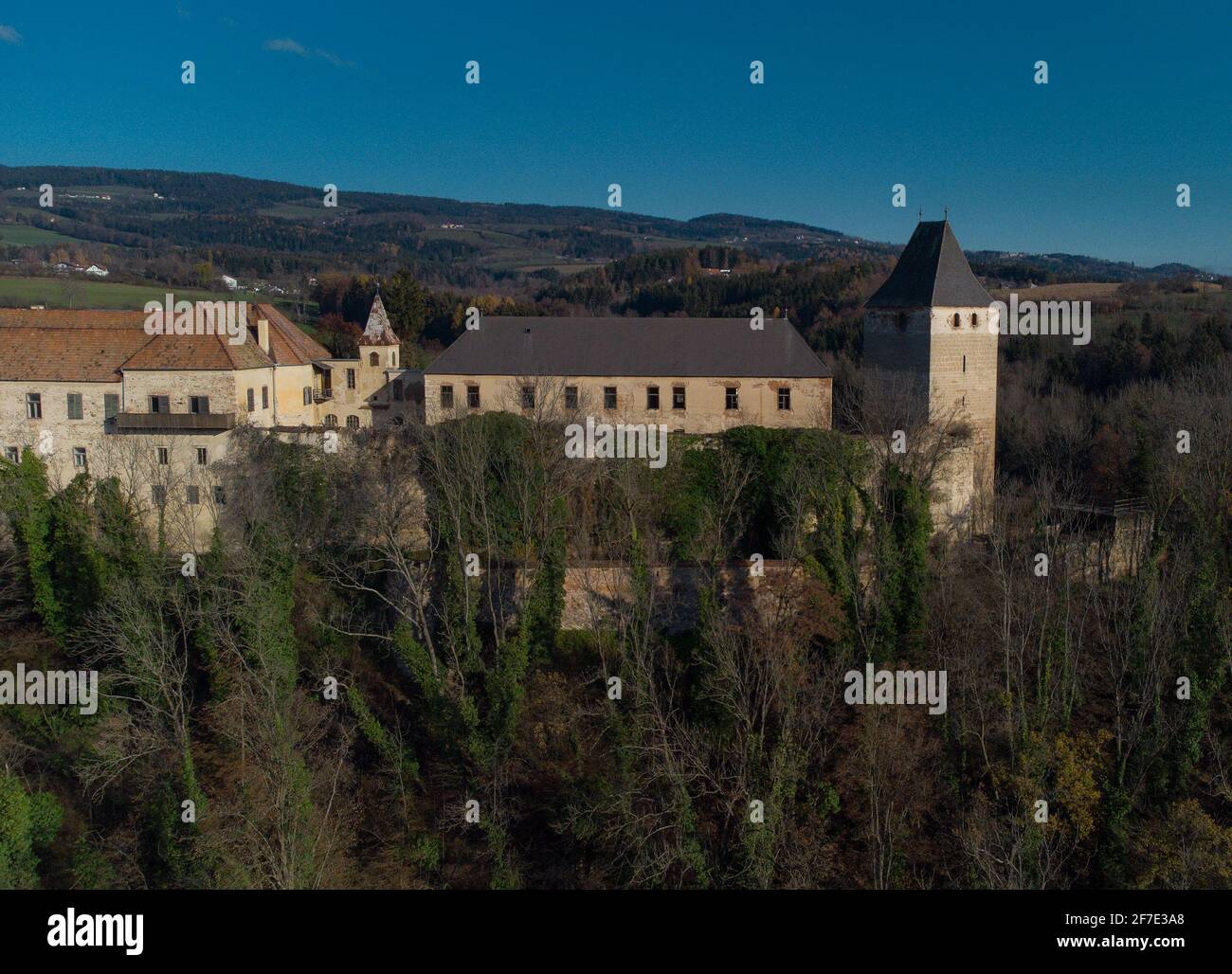 Il castello di Thalberg o burg, pittoresca fortezza dell'Austria orientale che sorge su una piccola collina in una giornata di sole in autunno. Vecchia fortificazione sulla cima del Foto Stock