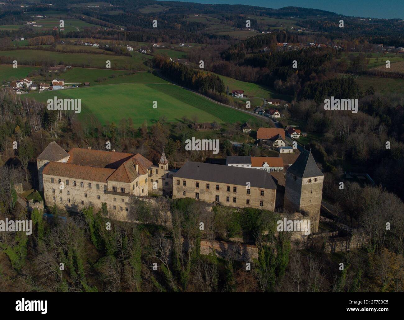Il castello di Thalberg o burg, pittoresca fortezza dell'Austria orientale che sorge su una piccola collina in una giornata di sole in autunno. Vecchia fortificazione sulla cima del Foto Stock