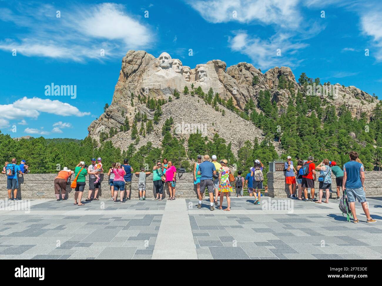 I turisti godono della vista sul monumento nazionale del Monte Rushmore in estate, South Dakota, Stati Uniti d'America (USA). Foto Stock