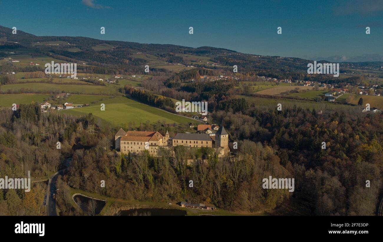 Il castello di Thalberg o burg, pittoresca fortezza dell'Austria orientale che sorge su una piccola collina in una giornata di sole in autunno. Vecchia fortificazione sulla cima del Foto Stock