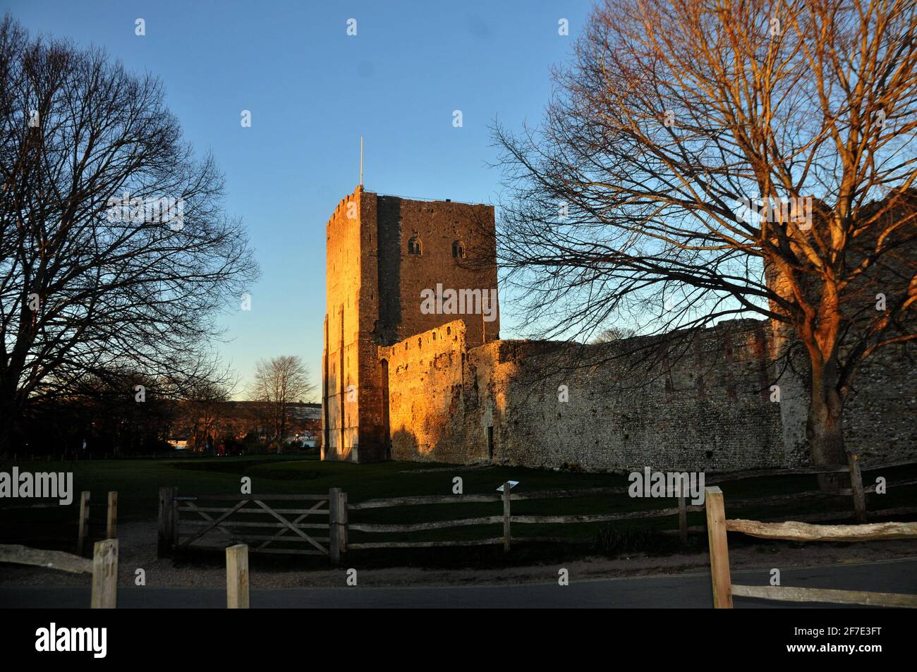 CASTELLO DI PORTCHESTER AL TRAMONTO PIC MIKE WALKER 2021 Foto Stock