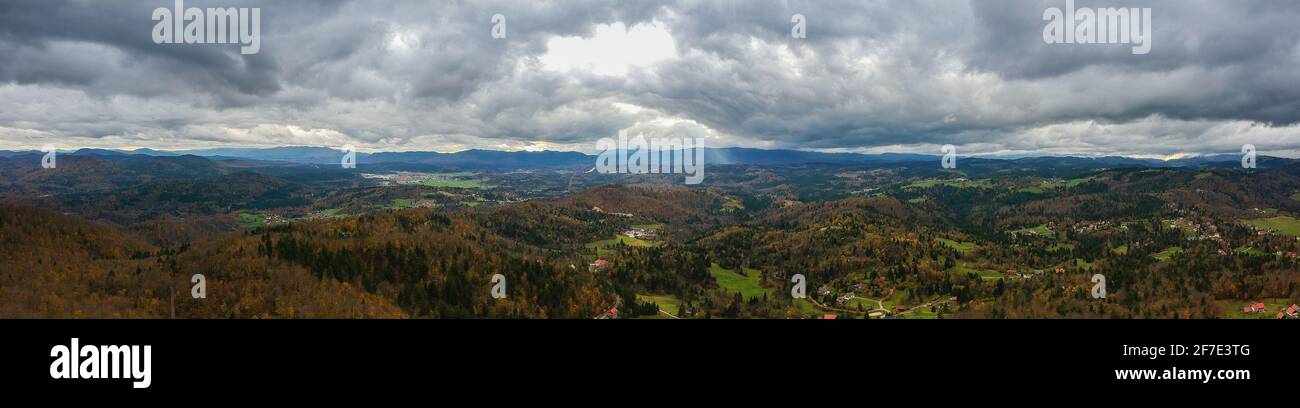 Panorama della regione di ntranjska slovenia in colori autunnali, con dense nuvole che portano tempesta in avvicinamento. Bel tempo autunnale visto da Ulovka, Foto Stock