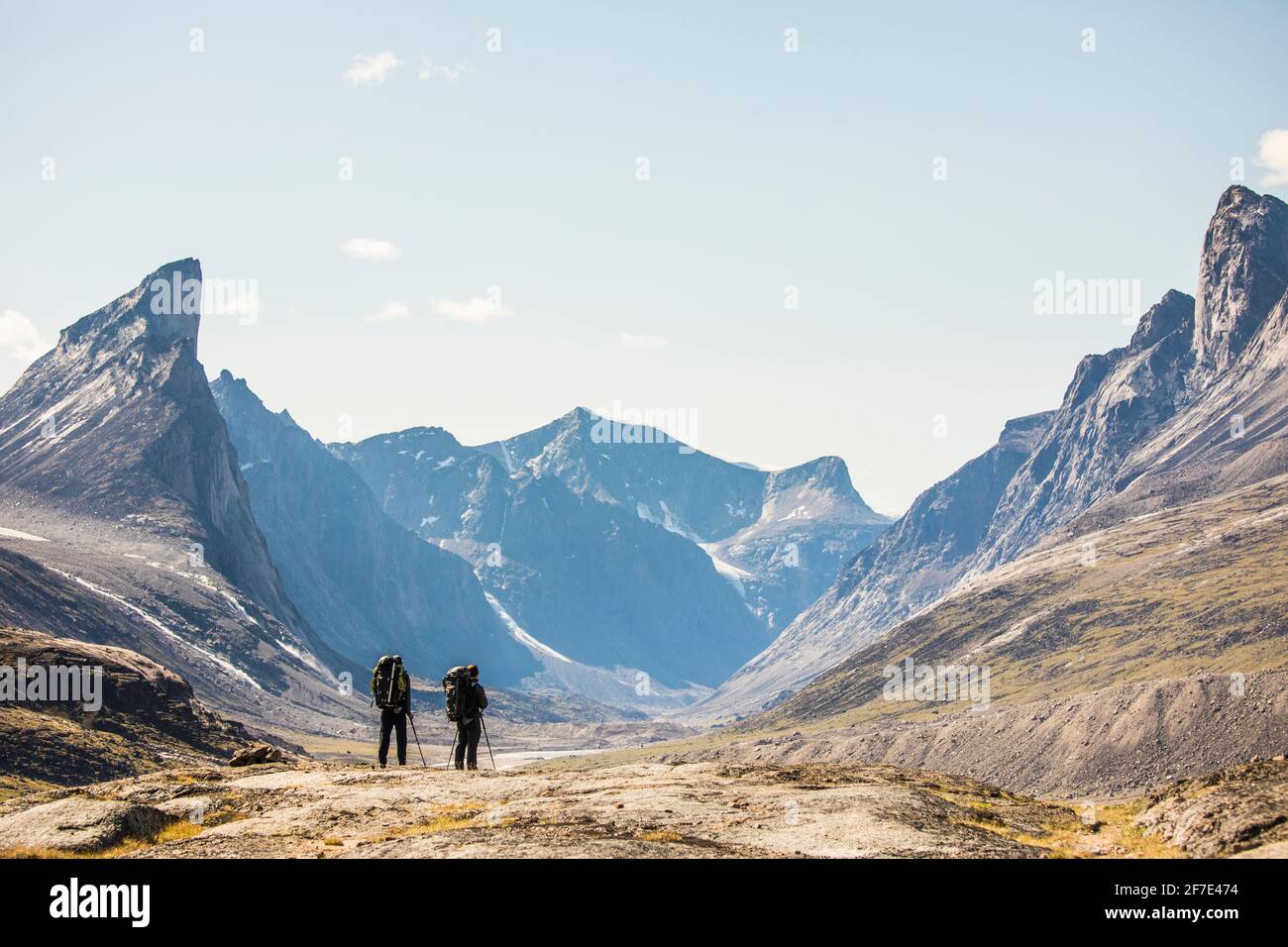 Due backpackers che guardano giù valle nel passo di Akshayuk Foto Stock