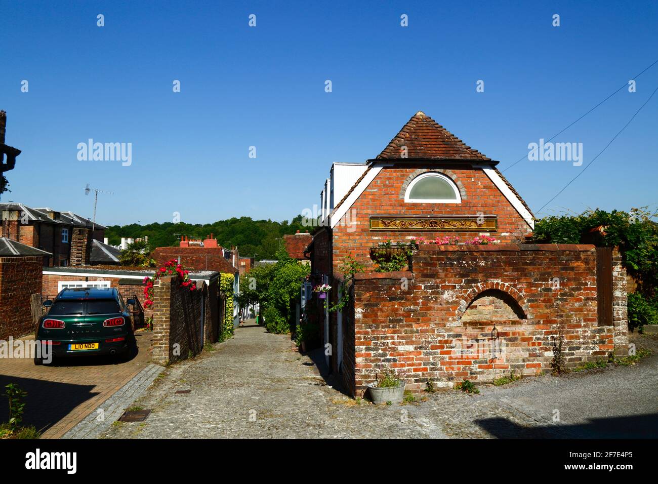 Muro di mattoni e casa in cima a Frog Lane nel distretto di Mount Sion, Royal Tunbridge Wells, Kent, Inghilterra Foto Stock
