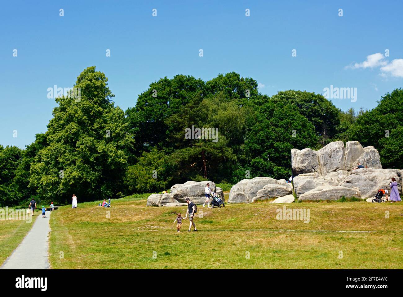 Le persone che si godono una giornata estiva a Wellington Rocks su Tunbridge Wells Common, Royal Tunbridge Wells, Kent, Inghilterra Foto Stock