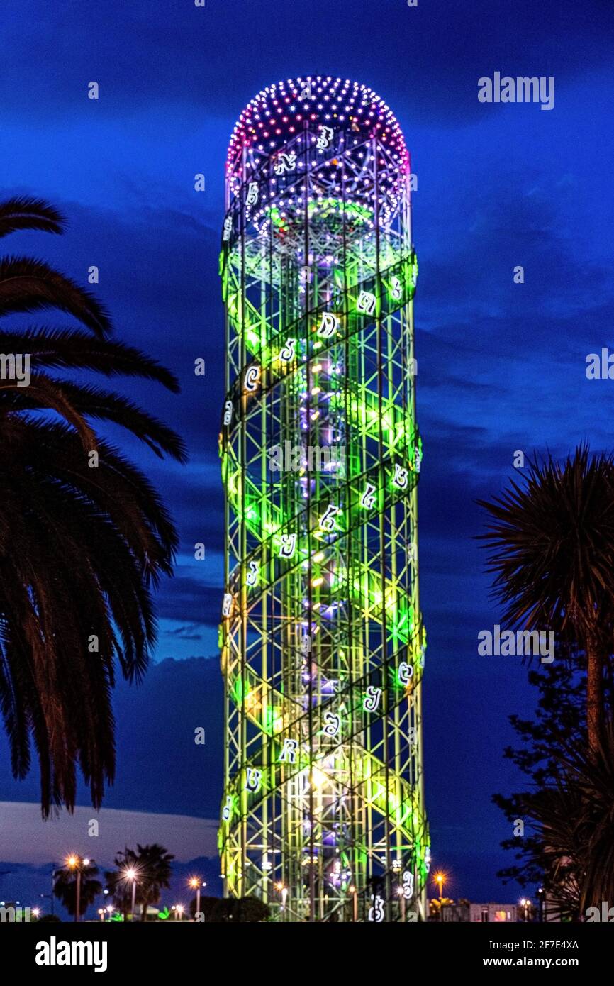 La Torre Alfabetica nella sua illuminazione notturna. Si tratta di una torre alta 130 metri a Batumi, Georgia, costruita per simboleggiare l'unico alfabeto georgiano Foto Stock