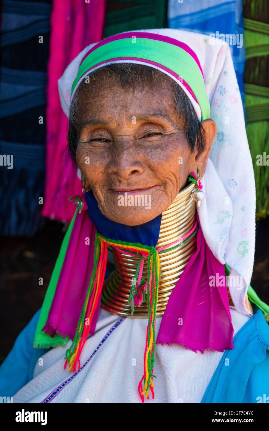 Kayan donna che indossa tradizionali anelli di ottone, vicino Loikaw, Myanmar Foto Stock