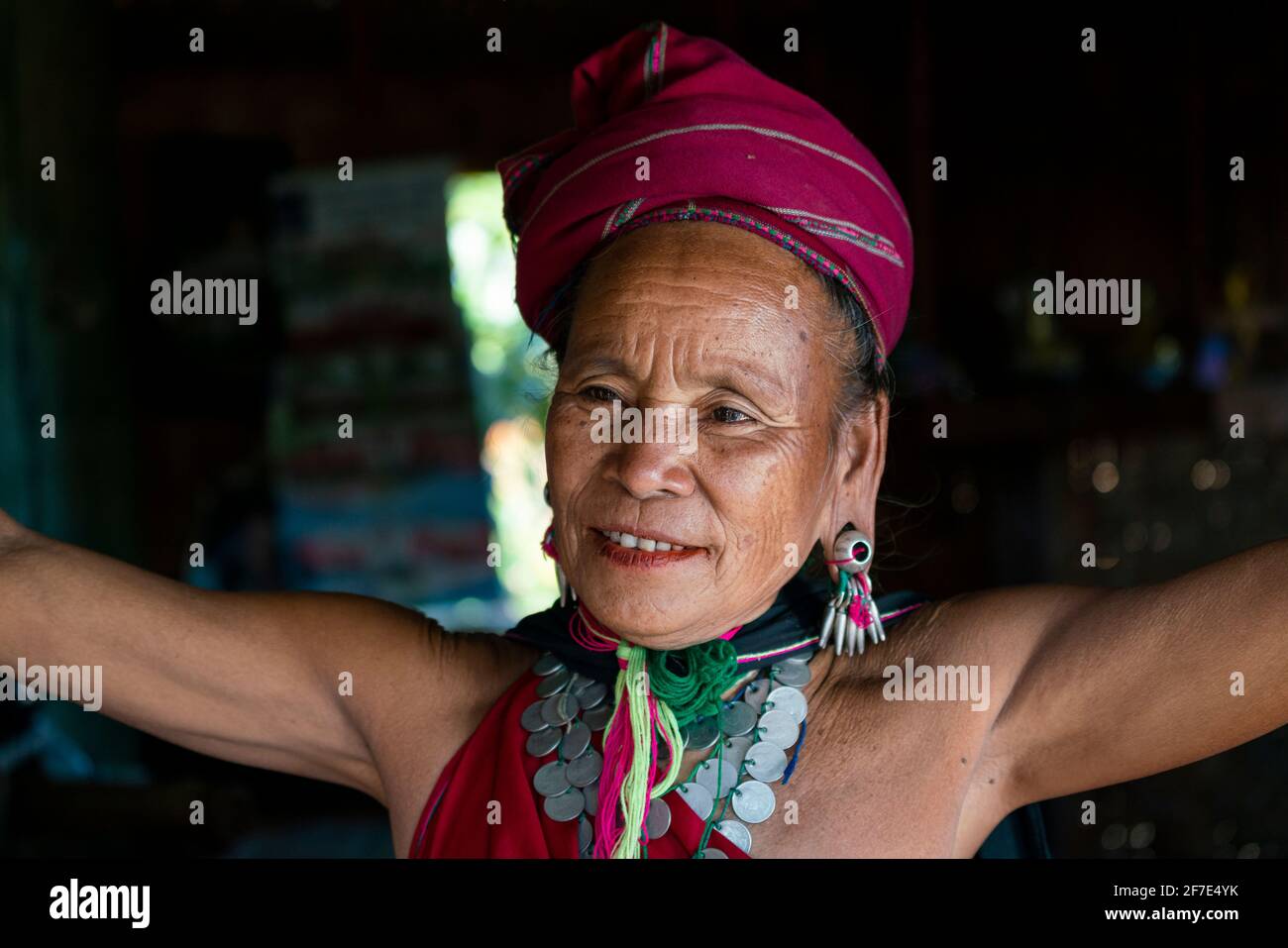 Ritratto della donna anziana Kayah, vicino a Loikaw, Myanmar Foto Stock