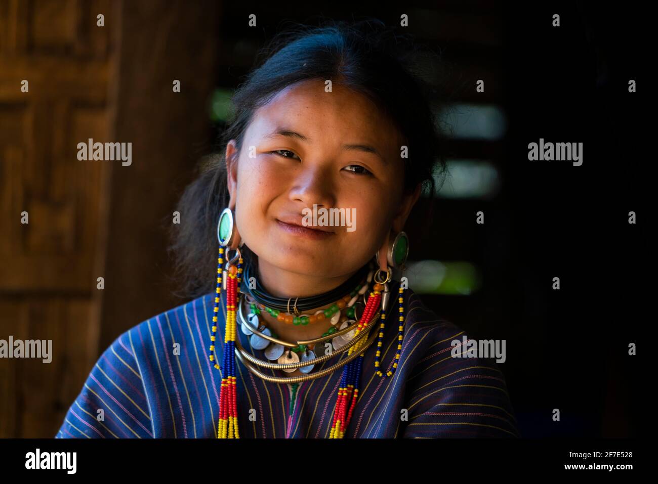 Ritratto di giovane donna sorridente della tribù Kayaw, vicino a Loikaw, Myanmar Foto Stock