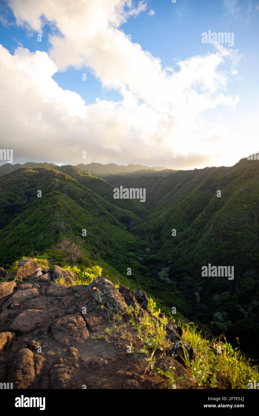 Stretto sentiero roccioso lungo le cime delle montagne a o'ahu, Hawaii Foto Stock