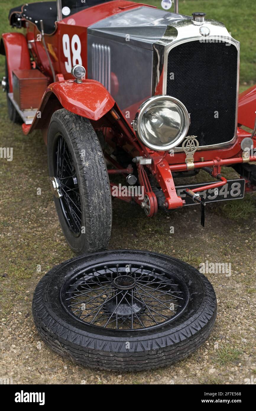 GRAN BRETAGNA / Inghilterra / ruota di scorta per cambiare pneumatico su auto d'epoca Foto Stock