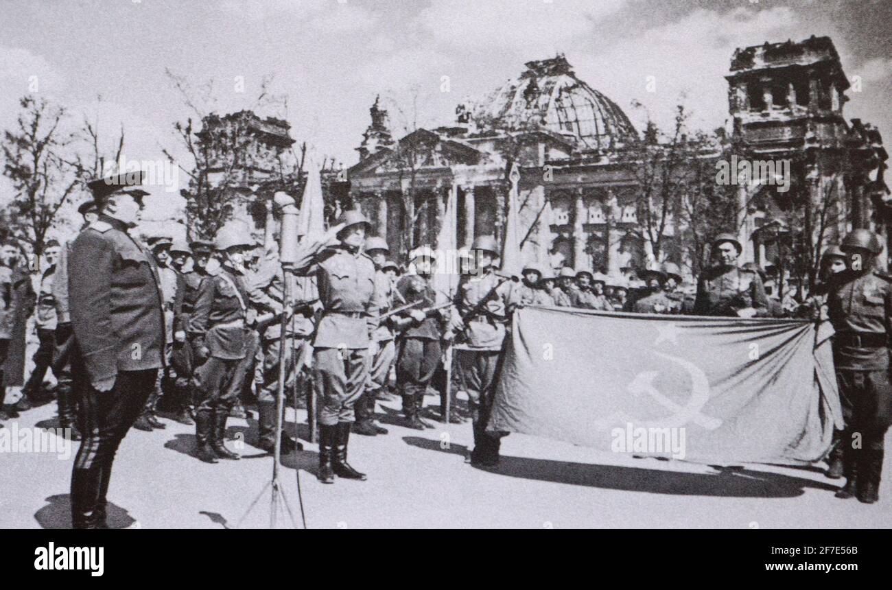 Consegna solenne della Bandiera della Vittoria per la spedizione da Berlino a Mosca il 20 maggio 1945. Foto Stock