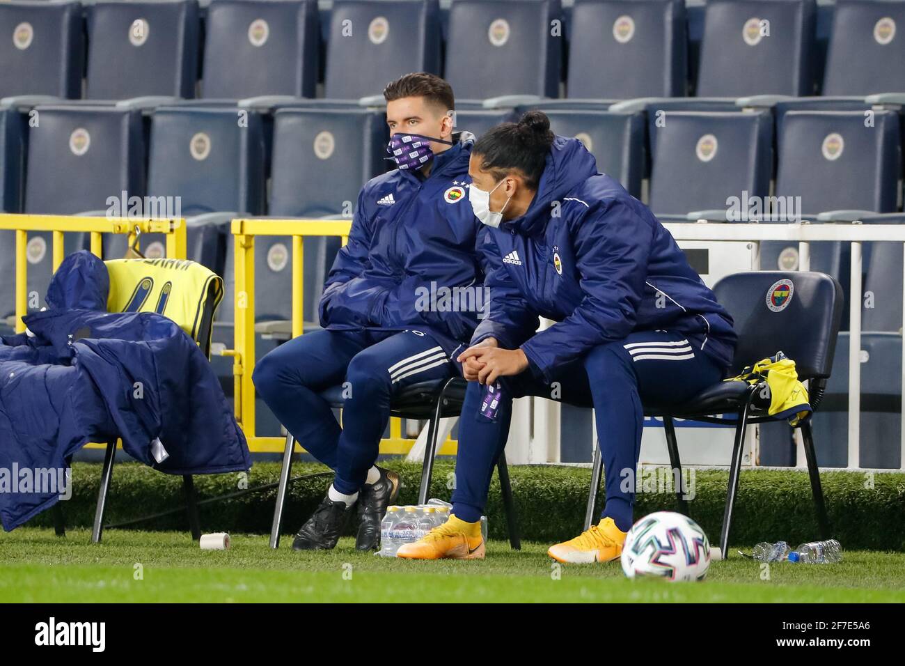 ISTANBUL, TURCHIA - 5 APRILE: Ferdi Kadıoglu di Fenerbahce SK e Mauricio Lemos di Fenerbahce SK durante la Super Lig match tra Fenerbahce SK e D. Foto Stock