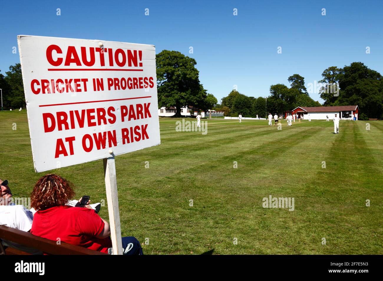 Segnala ai piloti che parcheggiano accanto al campo di cricket a proprio rischio mentre è in corso una partita, Southborough Common, Kent, Inghilterra Foto Stock