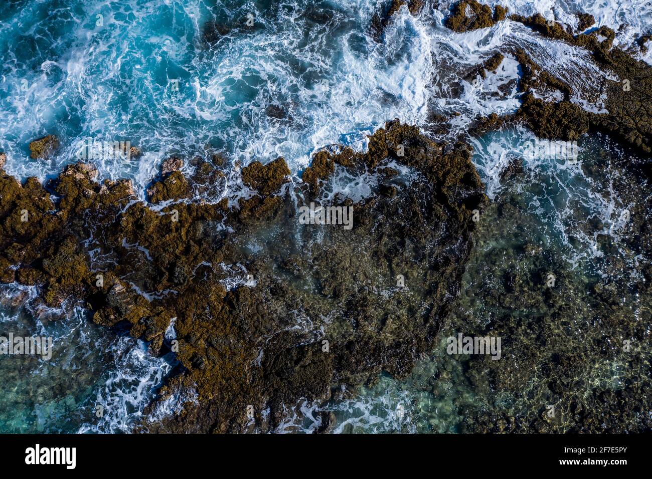 Rocce che sono colpite da potente whitewater Foto Stock