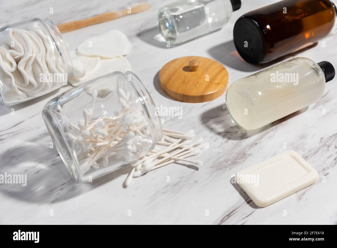 Una scena Still Life di vari prodotti per bagno riutilizzabili su A M Foto Stock