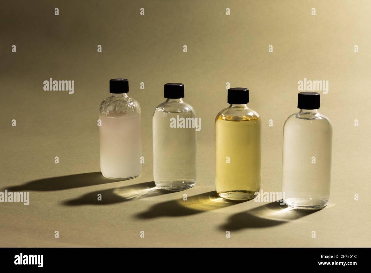 Still Life of Bottles su uno sfondo perfetto Foto Stock