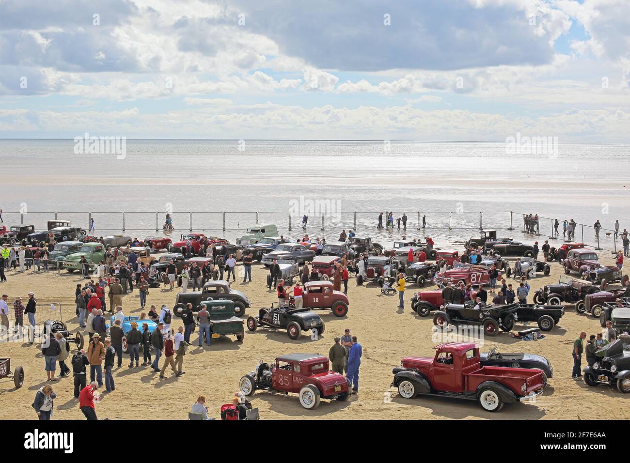Pendine Sands, Galles, Regno Unito. Corse di hot rod a Pendine Sands. Auto d'epoca colorate in spiaggia Foto Stock