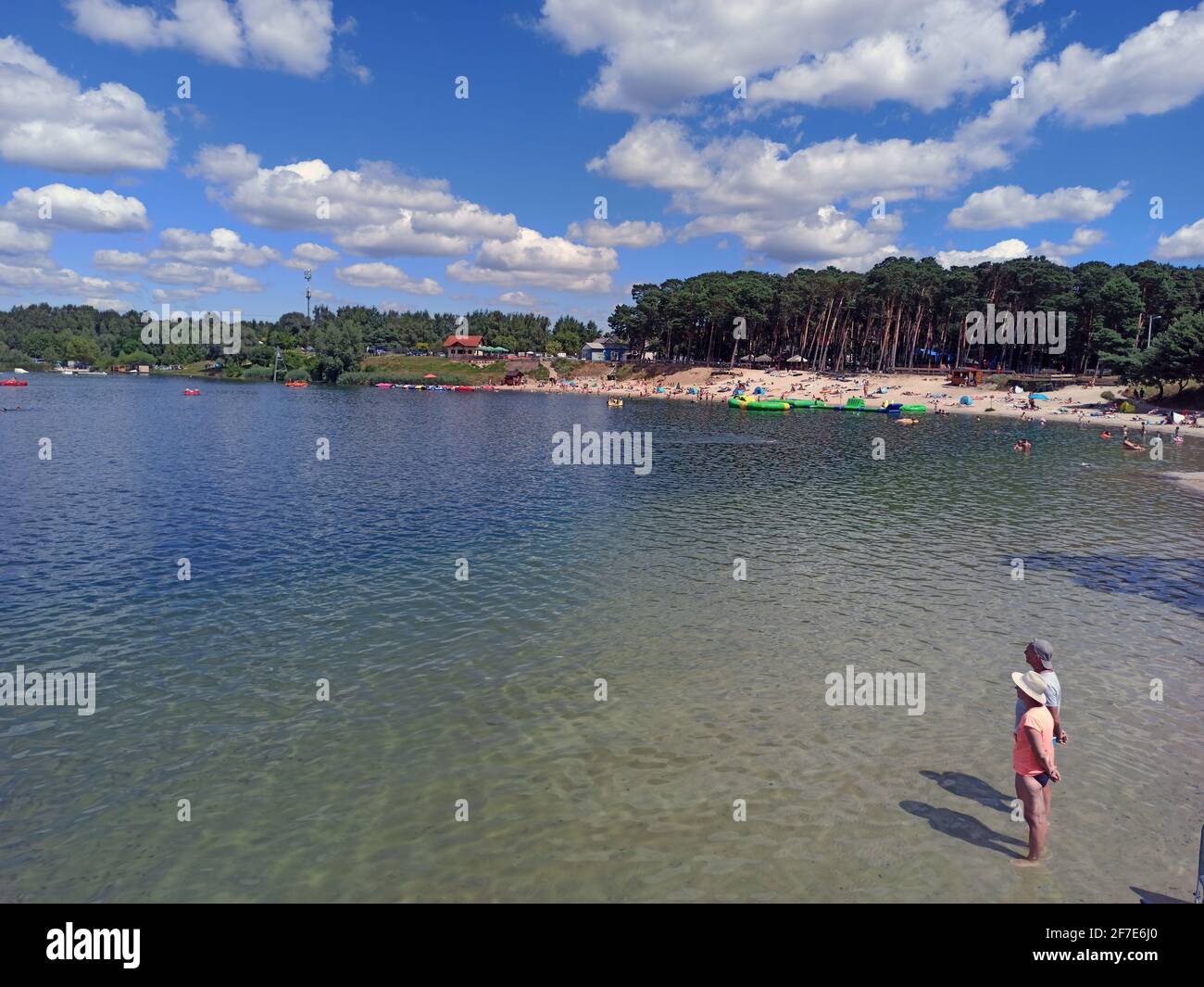 Cracovia, Polonia - 05 maggio 2021: Coppia di persone in piedi su un uomo Kryspinow fatto lago laguna acqua nel distretto di Gmina Liszki, in Lesser Polonia v Foto Stock
