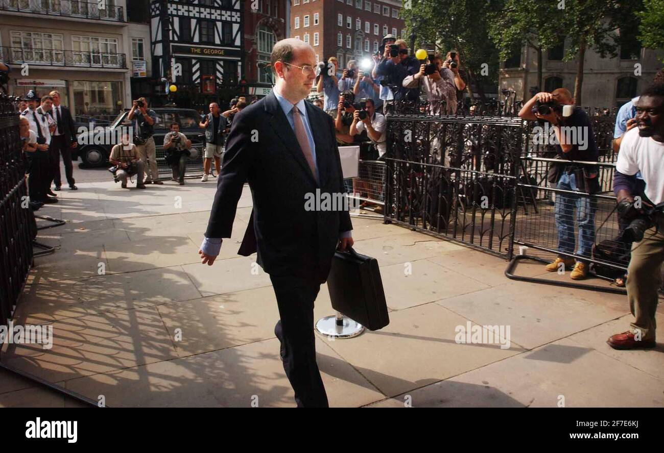 ANDREW GILLIGAN ARRIVA ALL'ALTA CT PER DARE PROVE ALLA RICHIESTA HUTTON.12/8/03 PILSTON Foto Stock