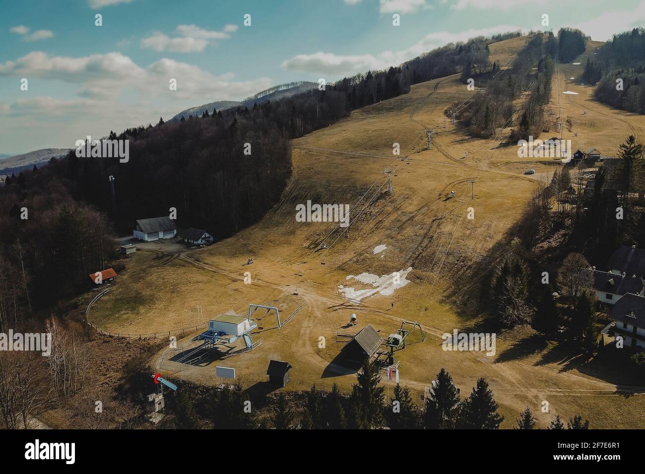 Foto aerea di una piccola stazione sciistica durante l'inverno arido e asciutto. Perdita di reddito a causa di maltempo e asciutto senza neve, problemi di oggi stazioni sciistiche, come Foto Stock