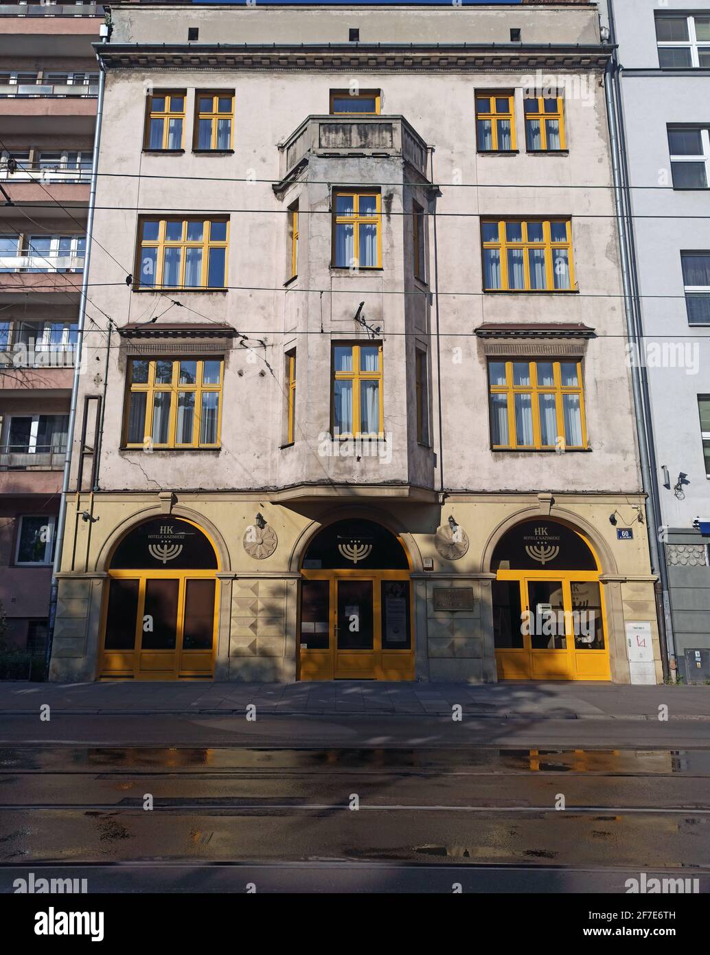 Cracovia, Polonia - 05 maggio 2021: Vecchie facciate medievali o facciate di edifici a tema dell'Hotel Kazimierz nello storico quartiere ebraico di Cracovia. Vintage re Foto Stock