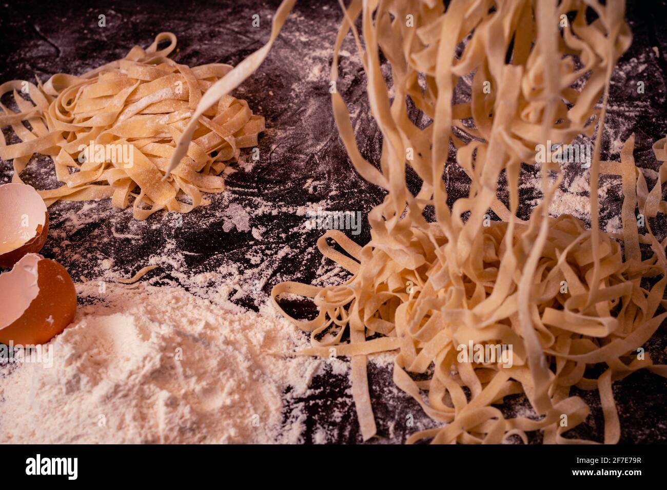 fideos caseros harina y huevo Foto Stock