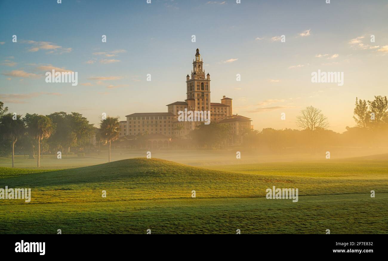 bellissimo paesaggio panorama prato mattina verde orizzonte alberi relax ca Foto Stock