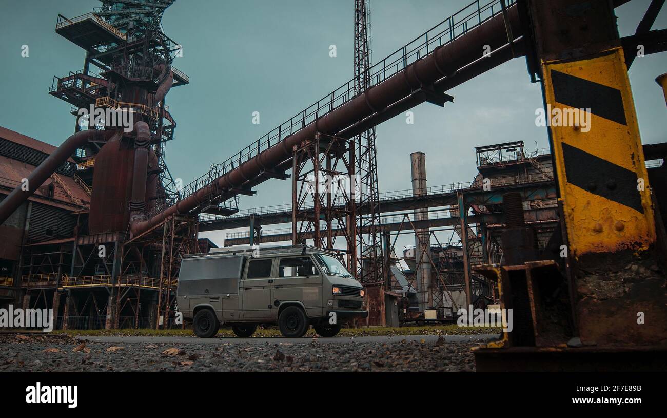 Avventura motorhome o vanlife sogni parcheggiati nel mezzo di Vitkovice ex acciaio o fonderia. Foto Stock