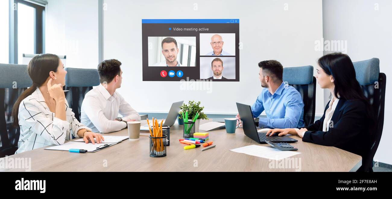 Riunioni di lavoro nella sala conferenze. Connessione remota, conferenza Web, concetto di chat video Foto Stock